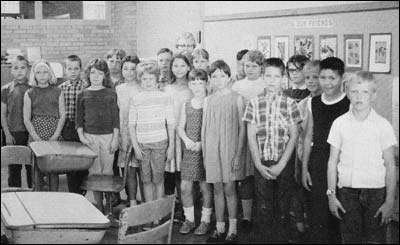 The fourth grade gathered in the southeast corner of the classroom for an informal photo used in the 1967 yearbook (image sent by Barb Schmidt). The kids are (from left to right): Richard Batchman, Brenda Schmidt, Andrew Stimatze, TaWanna Mason, Charles Moore, Susan McFann, Kris Underwood, Kenneth Henderson, Marla Johnson, Mrs. Virginia Fry, Jill Clawson, Ida Deckert, (unidentified; maybe Caren), (unidentified boy, maybe Jim Story or Randy Wittig), Karen May, Todd Bright, Rhonda Countryman, Leon Unruh, John Wright, and DeWayne Popp.