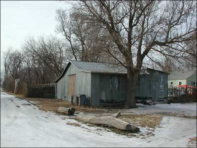 Gene Bowman garage along the alley between Bismark and Santa Fe avenues. Photo copyright 2005 by Leon Unruh.