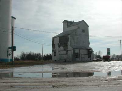 Elevator that once stood on the Farmers Grain property along the highway. Photo copyright 2005 by Leon Unruh.