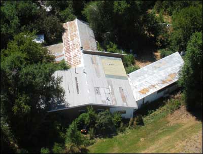 Building just south of the tracks. It once held D&B Truck Bed Co. Photo copyright 2011 by Leon Unruh.