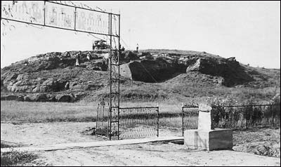 In the park's early days -- it was purchased in 1908 to become a park -- the monument was emplaced at the entrance. Larry Smith sent this photo.