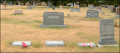 Vance Houdyshell grave. Photo copyright 2008 by Leon Unruh.